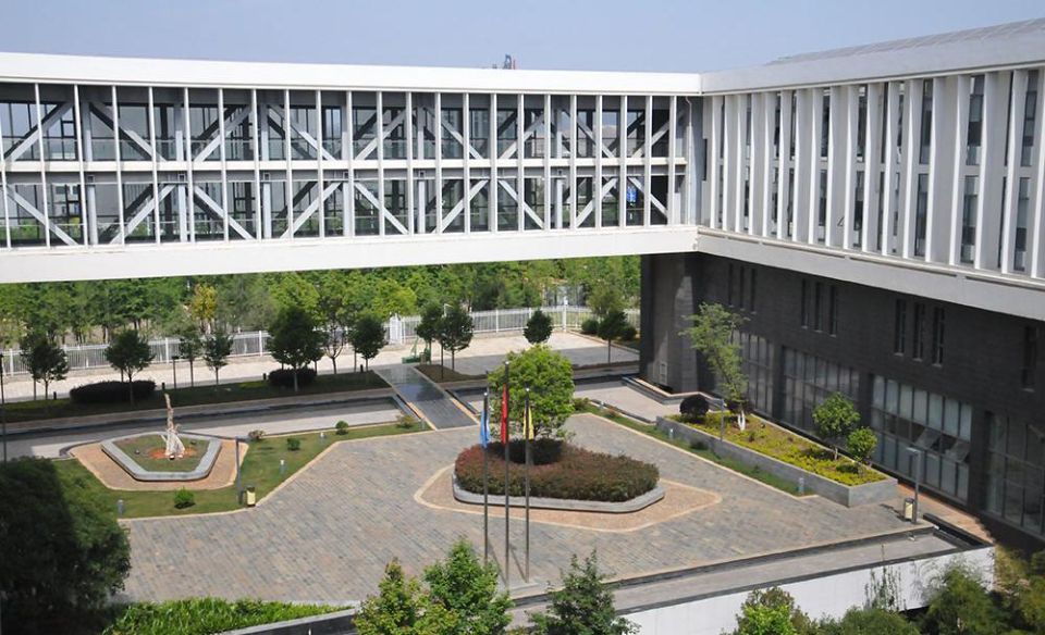 云南冶金高级技工学校的校园环境如何？