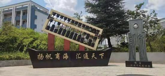 曲靖财经学校的食堂环境