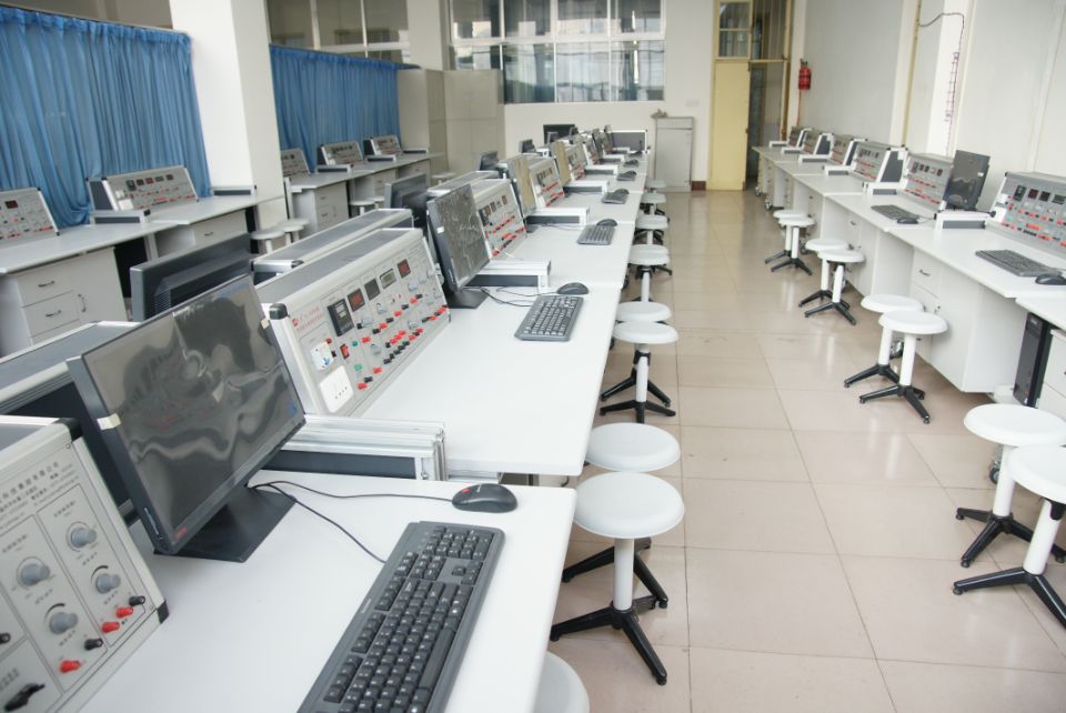 云南省电子信息高级技工学校食堂环境|食堂条件