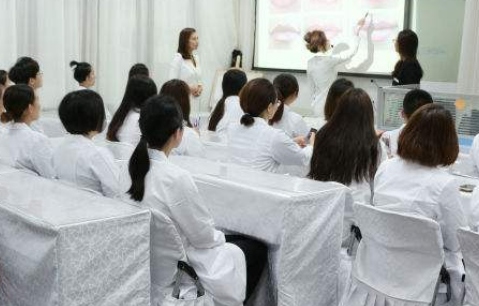 学习化妆美容技术为什么要选择化妆职业技能培训学校？