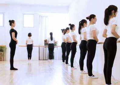 对舞者来说形体训练的重要性！