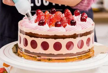 北京蛋糕裱花培训：蛋糕裱花布局技巧有哪些？